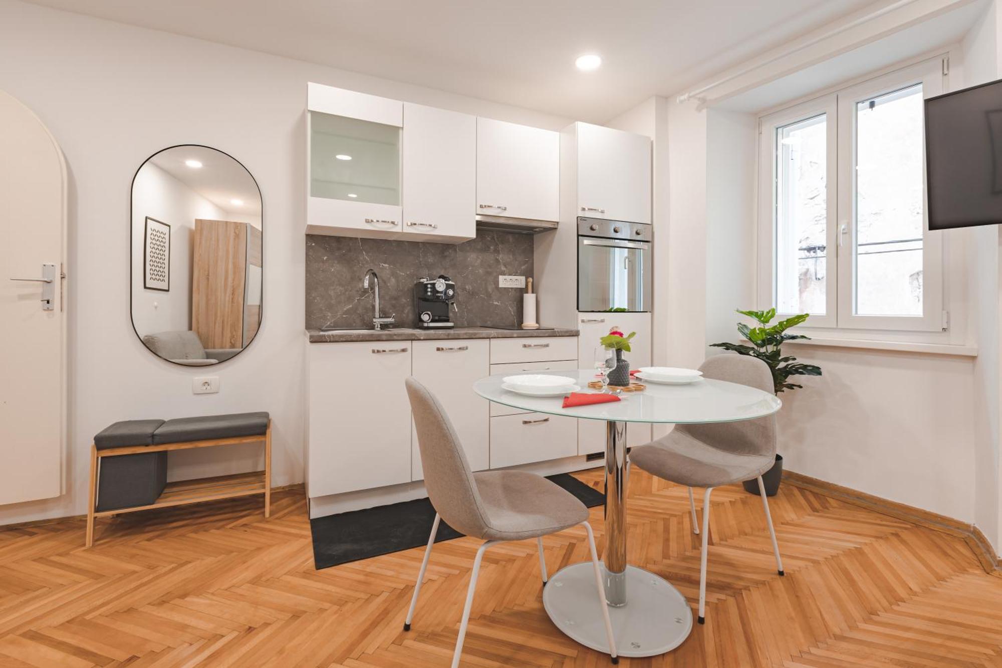Studio Apartment In The Heart Of Magic פיראן מראה חיצוני תמונה