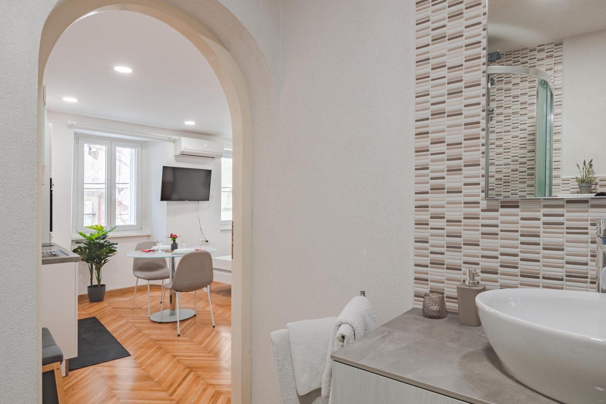 Studio Apartment In The Heart Of Magic פיראן מראה חיצוני תמונה